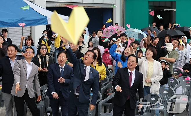 이장우 대전시장과 참석자들이 5일 대전 유성구 어린이회관에서 열린 제103주년 어린이날 기념행사에서 종이비행기 날리기 세리머니를 하고 있다. 2025.5.5/뉴스1 ⓒ News1 김기태 기자