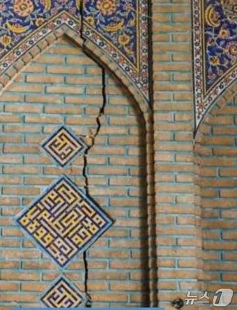 이란 한 문화재 건물에 금이 간 모습. (유튜브 'focusoniran' 갈무리)