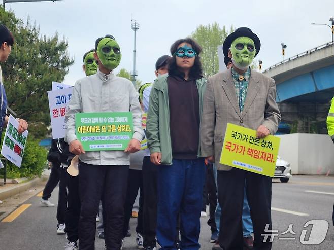 5일 서울시 용산구 용산가족공원 앞에서 보육시설 등에서 모인 청소년·청년들이 고아 권익 보호를 촉구하며 행진하고 있다. 2025.05.05/