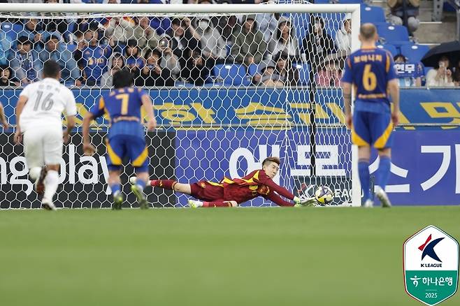 울산 HD 조현우 골키퍼가 5일 열린 2025시즌 K리그1 12라운드 포항 스틸러스전에서 종료 직전 페널티킥을 막아냈다. (한국프로축구연맹 제공)