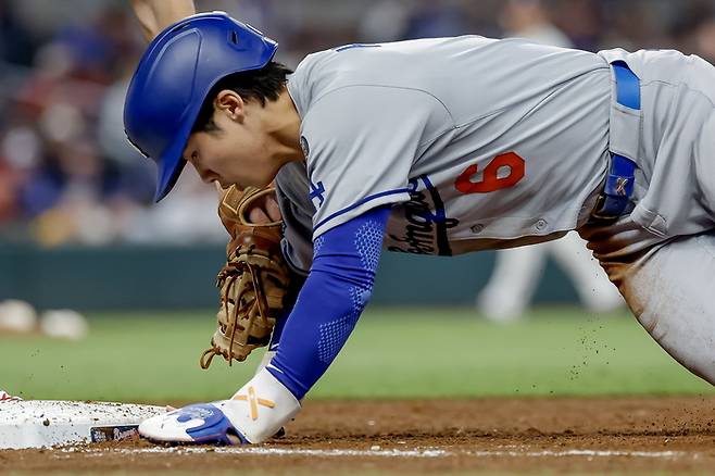 LA 다저스 김혜성이 5일(한국시간) 미국 조지아주 애틀랜타 트루이스트 파크에서 열린 2025 메이저리그(ML) 애틀랜타전에서 9회초 대주자로 나서 2루 도루에 성공했다. 사진 | 애틀랜타=EPA연합뉴스