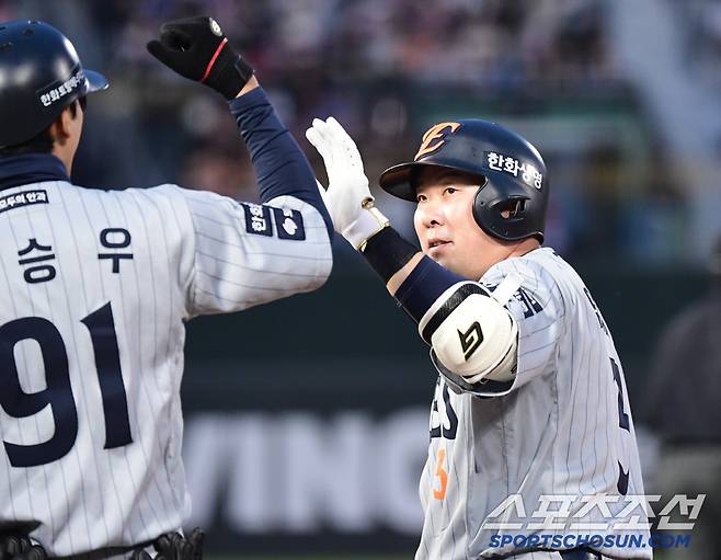 24일 부산 사직야구장에서 열린 롯데와 한화의 경기. 2회 2사 만루. 2타점 적시타 날린 안치홍. 부산=송정헌 기자songs@sportschosun.com/2025.04.24/