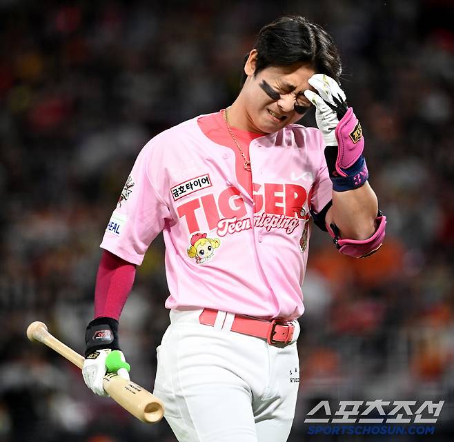 2일 광주KIA챔피언스필드에서 열린 한화와 KIA의 경기, 5회말 1사 1루 KIA 박찬호가 한화 엄상백의 몸쪽 깊은 공에 놀라 피한 뒤 안도하고 있다. 광주=허상욱 기자wook@sportschosun.com/2025.05.02/