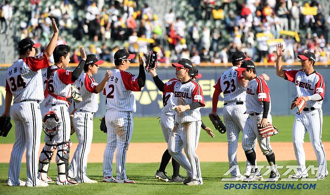 4일 잠실구장에서 열린 LG 트윈스와 SSG 랜더스의 경기. 승리한 LG 선수들이 기뻐하고 있다. 잠실=박재만 기자 pjm@sportschosun.com/2025.05.04/