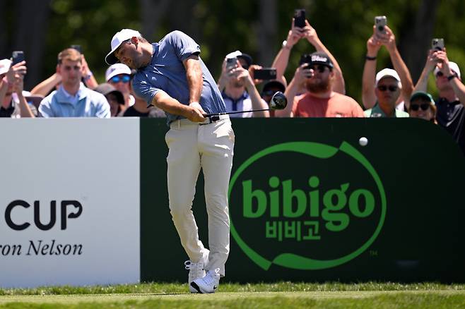 MCKINNEY, TEXAS - MAY 04: Scottie Scheffler of the United States plays his shot from the fifth tee during the final round of THE CJ CUP Byron Nelson 2025 at TPC Craig Ranch on May 04, 2025 in McKinney, Texas. (Photo by Orlando Ramirez/Getty Images for The CJ Cup)