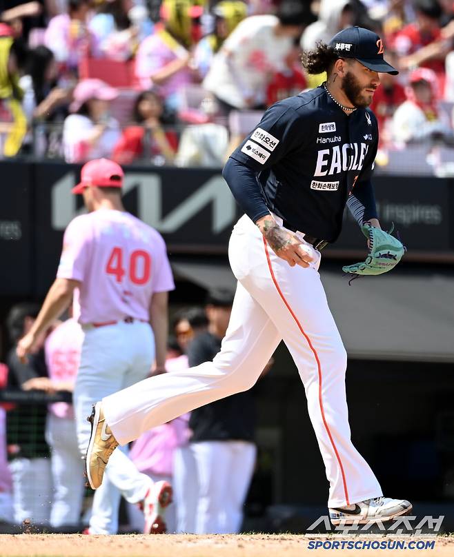 2회초 투구를 마친 네일이 더그아웃으로 향하는 사이 폰세가 2회말 투구를 위해 마운드에 오르고 있다.