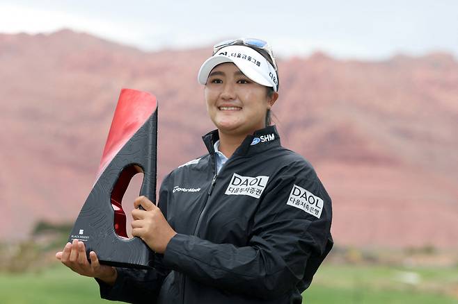 ST GEORGE, UTAH - MAY 04: Haeran Ryu of South Korea poses with the trophy after the final round of the Black Desert Championship 2025 at Black Desert Resort on May 04, 2025 in St George, Utah.   Sean M. Haffey/Getty Images/AFP (Photo by Sean M. Haffey / GETTY IMAGES NORTH AMERICA / Getty Images via AFP)







<저작권자(c) 연합뉴스, 무단 전재-재배포, AI 학습 및 활용 금지>