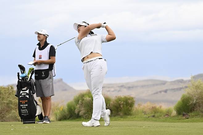 Haeran Ryu, right, of South Korea, hits from the 16th tee at the LPGA Black Desert Championship golf tournament Sunday, May 4, 2025, in Ivins, Utah. (AP Photo/Candice Ward)







<저작권자(c) 연합뉴스, 무단 전재-재배포, AI 학습 및 활용 금지>
