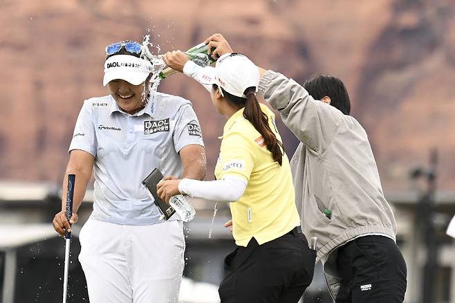 Haeran Ryu, left, of South Korea, is sprayed after winning the LPGA Black Desert Championship golf tournament Sunday, May 4, 2025, in Ivins, Utah. (AP Photo/Candice Ward)







<저작권자(c) 연합뉴스, 무단 전재-재배포, AI 학습 및 활용 금지>