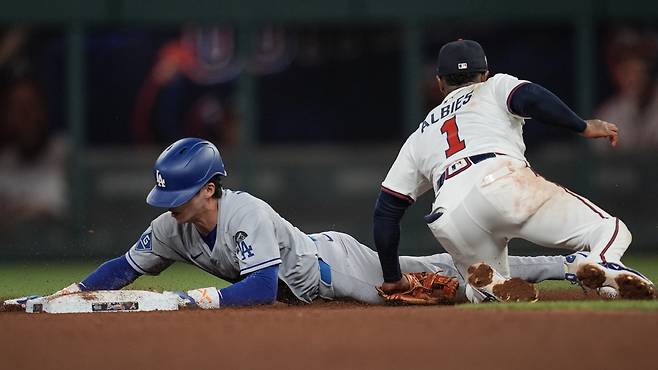 LA 다저스 김혜성이 5일(한국시각) 트루이스트파크에서 열린 애틀랜타 브레이브스와의 원정경기에서 9회초 앤디 파헤스의 1루 대주자로 출전해 2루 도루에 성공하고 있다. AP연합뉴스