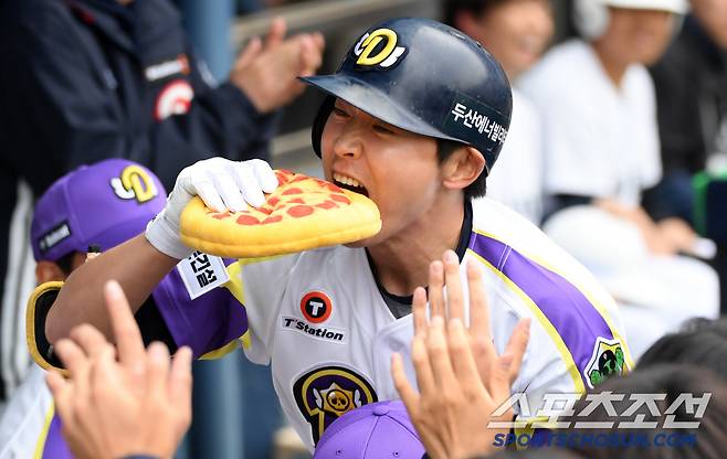 5일 잠실구장에서 열린 두산 베어스와 LG 트윈스의 경기. 2회말 두산 정수빈이 솔로포를 날린 뒤 환호하고 있다. 잠실=박재만 기자 pjm@sportschosun.com/2025.05.05/