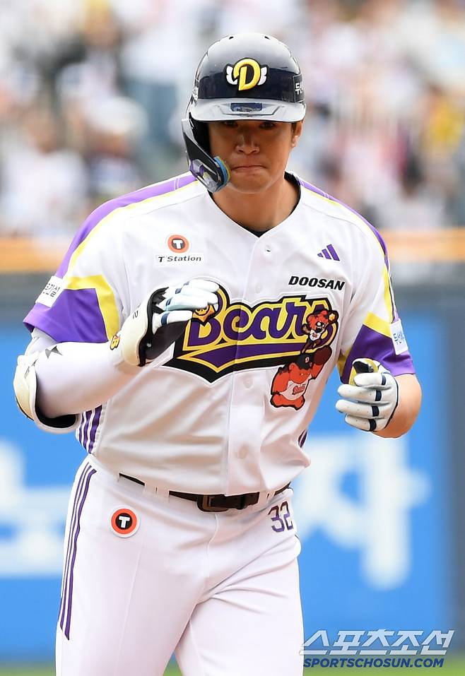 5일 잠실구장에서 열린 두산 베어스와 LG 트윈스의 경기. 두산 김재환이 안타를 날린 뒤 숨을 고르고 있다. 잠실=박재만 기자 pjm@sportschosun.com/2025.05.05/