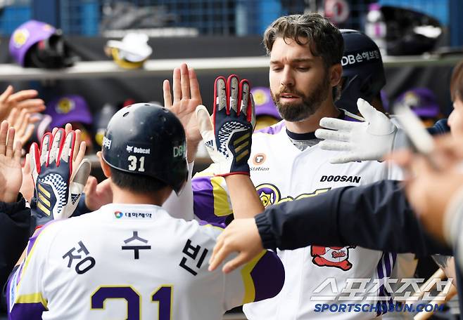 5일 잠실구장에서 열린 두산 베어스와 LG 트윈스의 경기. 두산 케이브가 정수빈을 반기고 있다. 잠실=박재만 기자 pjm@sportschosun.com/2025.05.05/