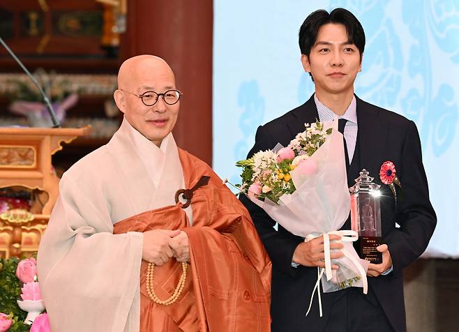 가수 이승기, 2025 불자대상 수상

    (서울=연합뉴스) 한상균 기자 = 가수 이승기 씨가 5일 서울 종로구 조계사에서 열린 불기 2569년 부처님오신날 봉축법요식에서 조계종 총무원장 진우스님으로부터 2025 불자대상을 수상한 뒤 기념촬영을 하고 있다. 2025.5.5

    xyz@yna.co.kr

(끝)





<저작권자(c) 연합뉴스, 무단 전재-재배포, AI 학습 및 활용 금지>