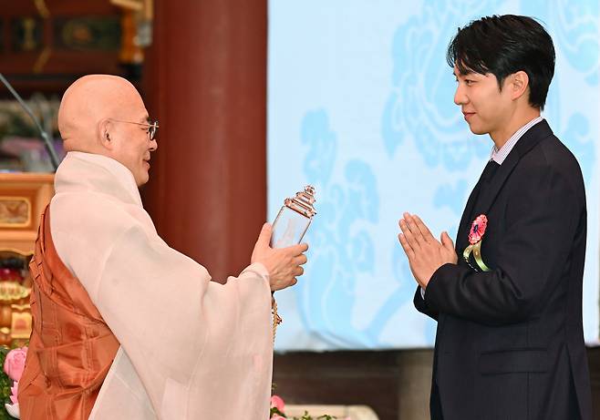 가수 이승기, 2025 불자대상 수상

    (서울=연합뉴스) 한상균 기자 = 가수 이승기 씨가 5일 서울 종로구 조계사에서 열린 불기 2569년 부처님오신날 봉축법요식에서 조계종 총무원장 진우스님으로부터 2025 불자대상을 수상하고 있다. 2025.5.5

    xyz@yna.co.kr

(끝)





<저작권자(c) 연합뉴스, 무단 전재-재배포, AI 학습 및 활용 금지>