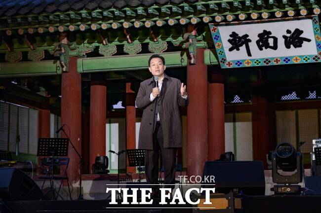 이재준 수원시장이 지난 3일 열린 화성행궁 야간개장 프로그램 '달빛화담, 花談' 개막식에서 인사말을 하고 있다./수원시