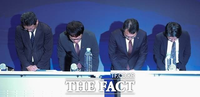 유영상(왼쪽 세번째) SK텔레콤 사장 및 임원들이 지난 2일 오전 서울 중구 SK텔레콤 T타워에서 유심 해킹 사이버 침해 관련 언론설명회를 마친 뒤 고개숙여 사과하고 있다. /뉴시스