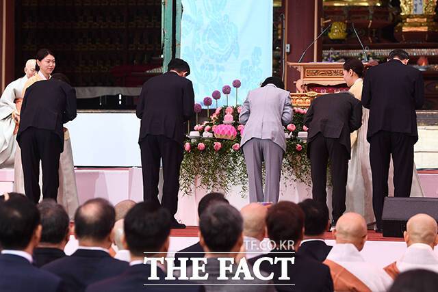 헌화하는 대선 주자들.