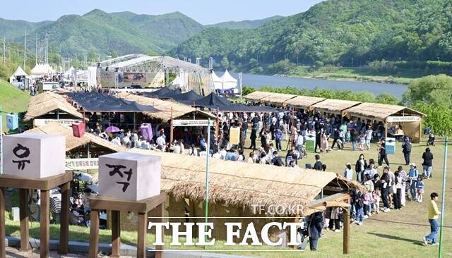 5일 개막 3일째를 맞은 '제17회 공주 석장리 구석기 축제' 가 공주석장리박물관과 상왕동 일원에서 열린 가운데 관광객들이 각종 체험코너에 몰려 있다. /공주시