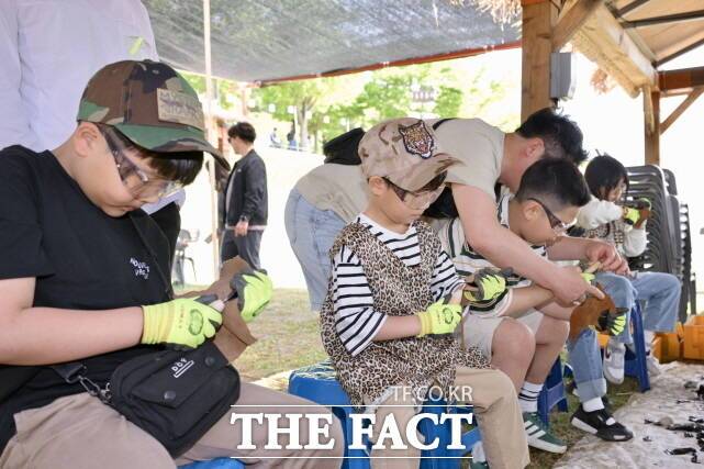 어린이들이 체험커너에서 집중하고 있다. /김형중 기자