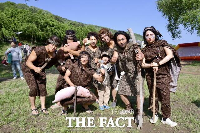 '제17회 공주 석장리 구석기 축제'에서 구석기 유랑단이 포즈를 취하고 있다. /공주시