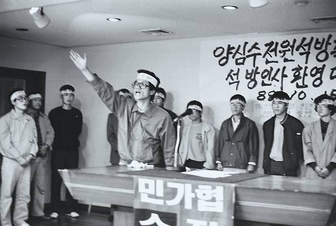 1986년에 일어난 5·3 인천 사태를 배후 조종했다는 혐의로 2년간 옥살이를 했던 노동 운동가 김문수가 1988년 10월 15일 서울 종로성당에서 열린 민주화실천가족운동협의회 주최 행사에서 양심수 전원 석방을 촉구하고 있다./김문수캠프 제공