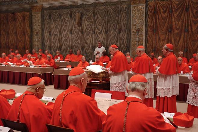 지난 2005년 4월 18일(현지 시각) 바티칸 시스티나 성당에서 다음 교황을 선출하기 위한 콘클라베 시작을 알리는 맹세가 진행 중이다. / AP=연합뉴스