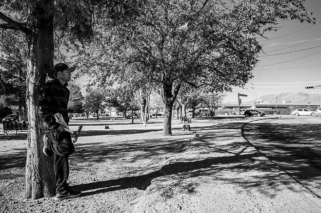 4개 월째 사타드 후아레즈에 머물고 있는 피델은 과테말라에서 왔다. 그는 이곳에서 차 유리창을 닦으며 번 돈으로 생계를 유지하며 미국으로 갈 방법을 찾고 있다. 바로 도로 건너편이 미국 엘 파소다. 2025. 02. 멕시코 치와와 주/ 사진가 양희석