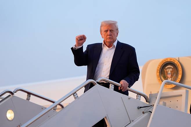 도널드 트럼프 미국 대통령이 4일 메릴랜드주 앤드루스 공군 기지에 도착해 손을 흔들고 있다. /AP 연합뉴스