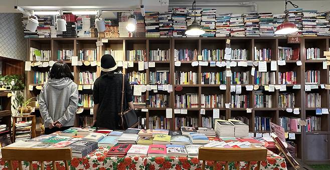 서점을 찾은 손님들이 책을 살펴보고 있다. /박성원 기자