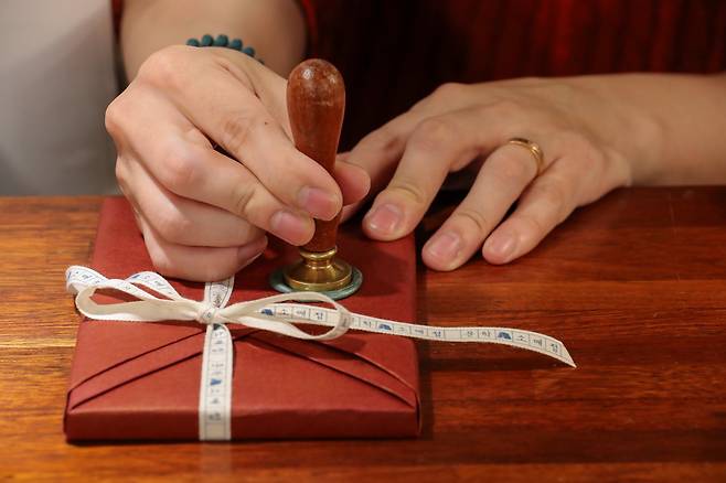 정웅 대표가 책을 포장하는 모습. 연습의 결과물이다. 정 대표는 "선물 받았을 때 '아, 멋지다'라고 느낄 정도의 선물 포장을 해보고 싶었다"고 했다./박성원 기자