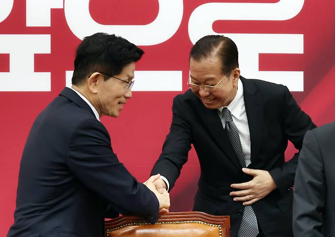 국민의힘 권영세 비대위원장과 김문수 대선 후보가 지난 4일 서울 여의도 국회에서 열린 선거대책위원회에서 인사를 나누고 있다./뉴시스