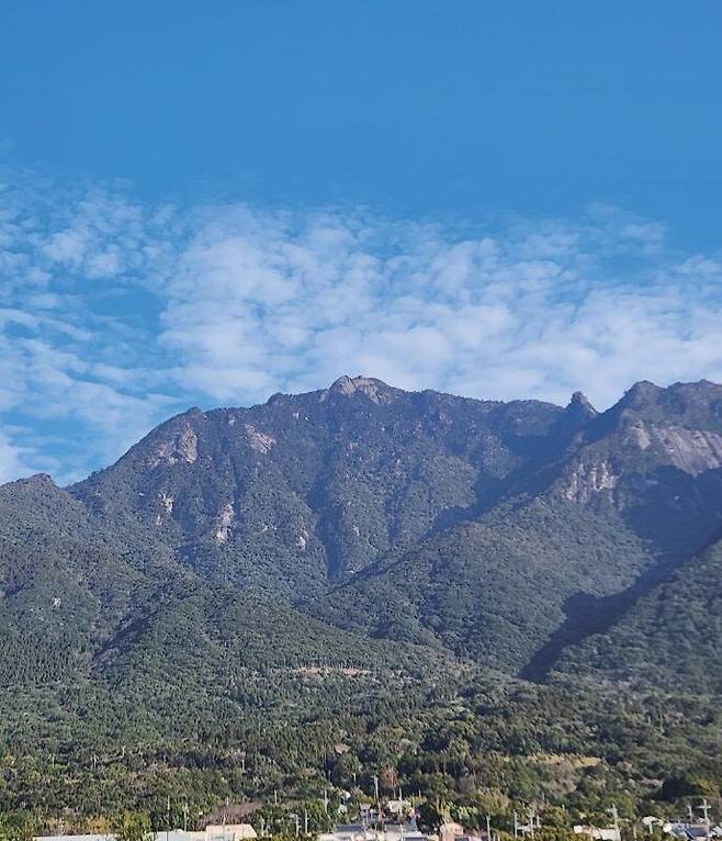 못쵸무다케 전경. 가운데 왼쪽 끝 봉우리가 못쵸무다케/ 최인한