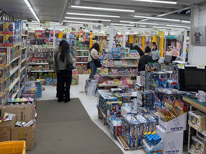 지난 25일 서울 종로구 창신동 문구완구거리에서 성인들이 완구 제품을 둘러보는 모습. /이호준 기자