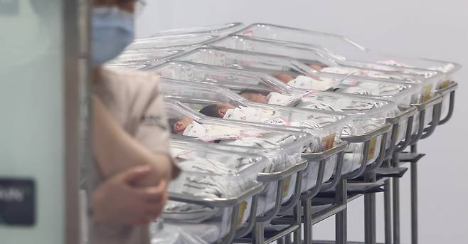 통계청이 4월 발표한 올해 2월 출생아 수는 2만35명으로 1년 전(1만9412명)보다 3.2% 늘었다. 사진은 인천 미추홀구 아인병원에서 간호사들이 신생아들을 돌보는 모습. /뉴스1