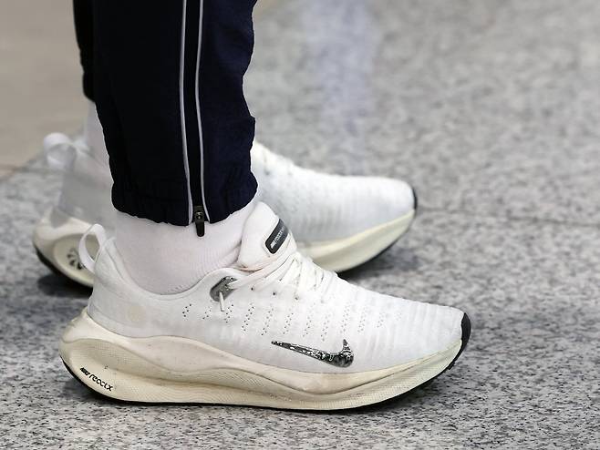 대한민국 배드민턴 대표팀 안세영이 5일 오후 인천국제공항에서 선수 개인용품 후원 신발을 신고 입국하고 있다. 이날 대한배드민턴협회는 국가대표 선수의 개인 후원 계약을 허용한다고 밝혔다. /뉴스1