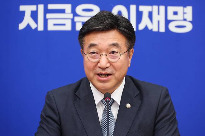 윤호중 더불어민주당 총괄선거대책본부장이 5일 오전 서울 여의도 국회에서 열린 기자간담회에 참석해 모두 발언하고 있다. /뉴스1