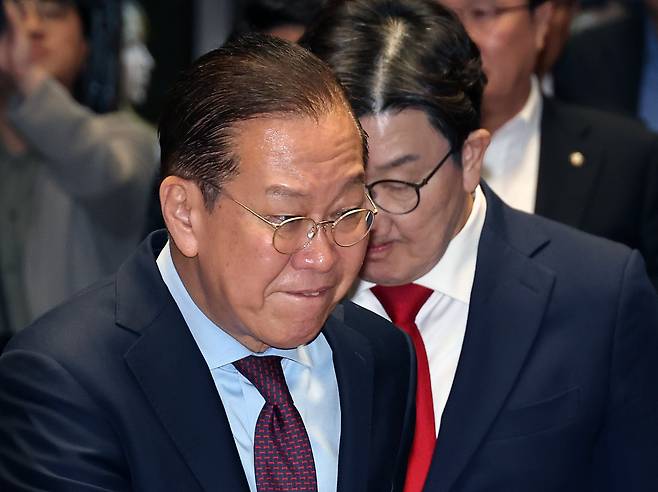 국민의힘 권영세 비상대책위원장과 권성동 원내대표가 5일 서울 여의도 국회에서 열린 의원총회에 참석하고 있다. /연합뉴스