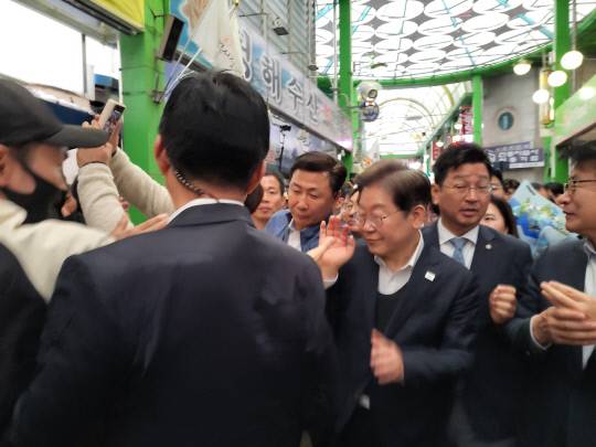 이재명 대선 후보가 5일 충북 음성군 금왕읍 전통 시장에서 주민들에게 인사를 하고 있다. 사진=오인근 기자