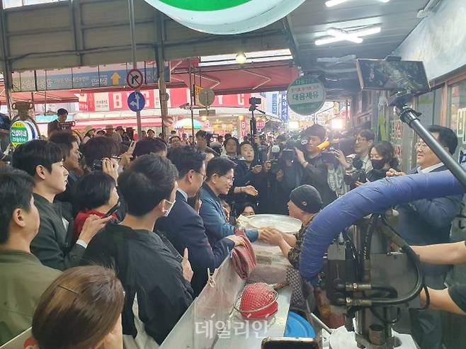 김문수 국민의힘 대선 후보가 4일 오후 경기도 의정부시에 위치한 제일시장에서 한 상인과 만나 인사를 나누고 있다. ⓒ데일리안 김민석 기자