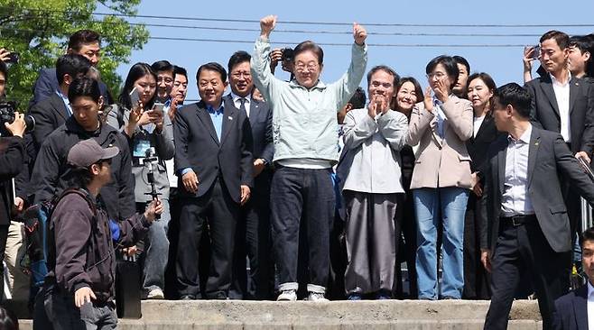 민심을 청취하는 '경청 투어'에 나선 이재명 더불어민주당 대선 후보가 4일 경북 영주 문정둔치에서 열린 한국선비문화축제 현장에서 시민들에게 인사를 하고 있다. ⓒ뉴시스