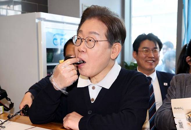 민심을 청취하는 '경청 투어'에 나선 이재명 더불어민주당 대선 후보가 4일 경북 예천 도청 신도시의 한 분식점에서 김밥을 먹고 있다. ⓒ뉴시스