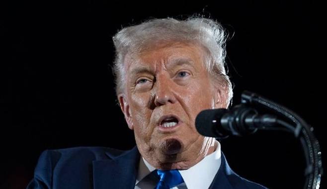 도널드 트럼프 미국 대통령이 지난 1일 미 앨라배마주 터스컬루사에 있는 앨라배마 대학교에서 졸업식 연설을 하고 있다. ⓒ AP/뉴시스