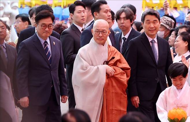 입장하는 진우스님. ⓒ 데일리안 홍금표 기자