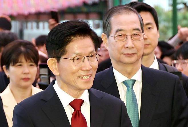 김문수 국민의힘 대선 후보와 한덕수 무소속 대선 예비후보가 5일 서울 종로구 조계사에서 열린 부처님오신날 봉축법요식에 참석하고 있다. ⓒ뉴시스