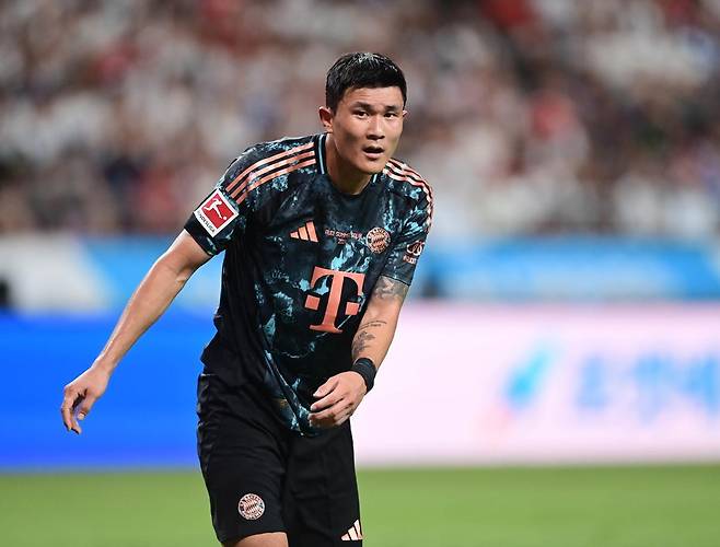 한국 선수 최초로 유럽 2개 빅리그 우승 트로피를 수집하게 된 수비수 김민재. 동아일보DB