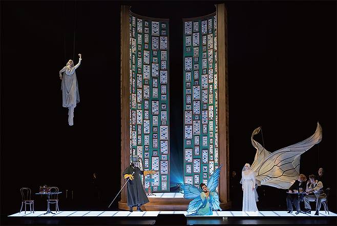 독일 함부르크 국립 오페라 극장에서 공연한 ‘호프만의 이야기’ 중 한 장면. /모니카 리터샤우스