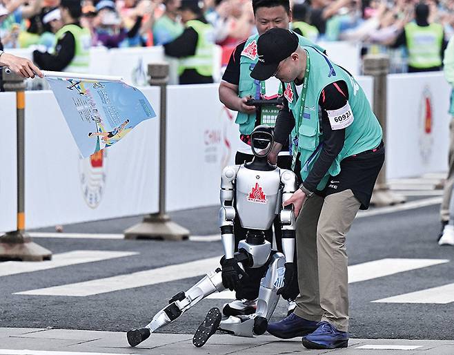 출발한 지 얼마 안 돼 주저앉은 휴머노이드. /AFP연합