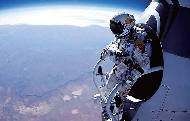 오스트리아의 스카이다이버 펠릭스 바움가르트너가 2012년 10월 4일 레드불이 준비한 ‘우주 낙하’ 이벤트를 위해 지상 3만9000m 상공에서 지구를 향해 뛰어 내릴 준비를 하고 있다. /레드불