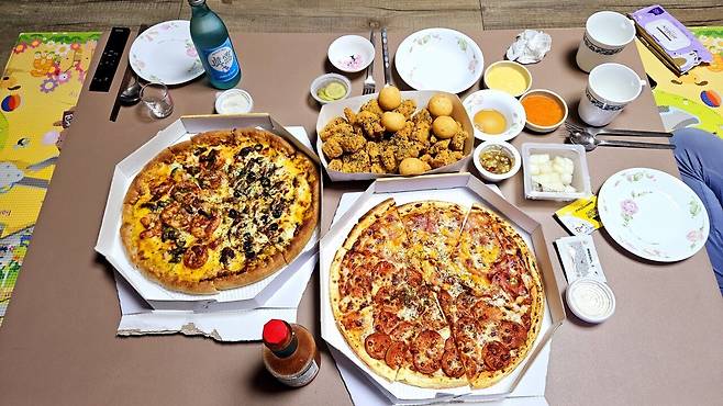 20250504_211201.jpg 저녁 아들 연습경기라 와이프 생일 기념 피자 치킨 배달ㅋㅋㅋ